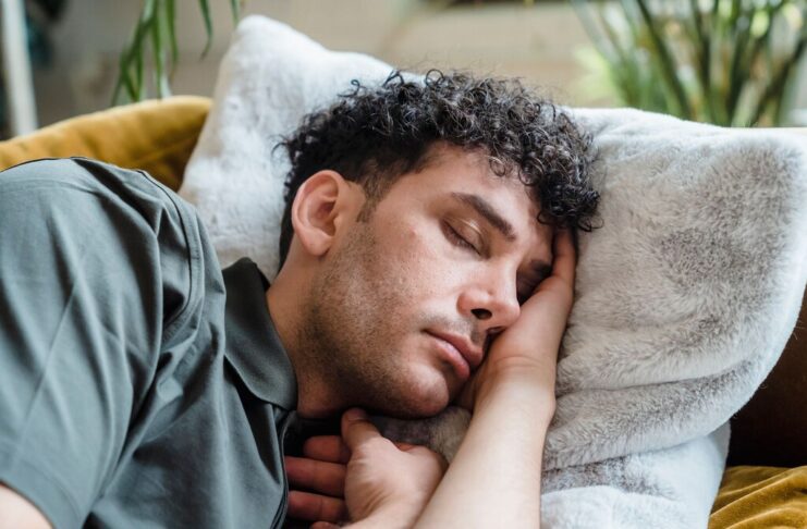 Pensábamos que las siestas largas eran inofensivas. Un nuevo estudio revela que en realidad son el síntoma de un problema mayor