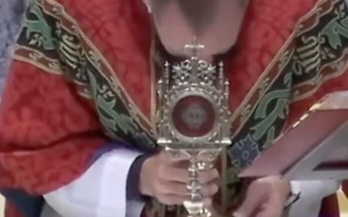 Sacerdote explica por qué lloró durante la consagración en video viral