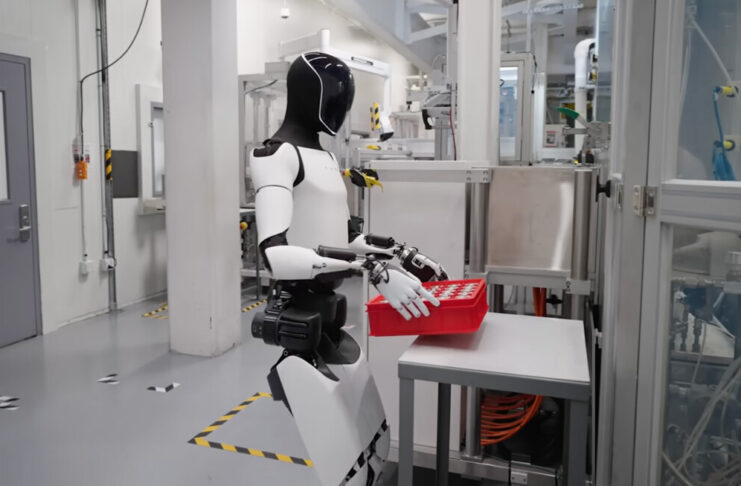 Tesla necesita que sus trabajadores enseñen a Optimus a trabajar. El problema es que no todos quieren hacerlo