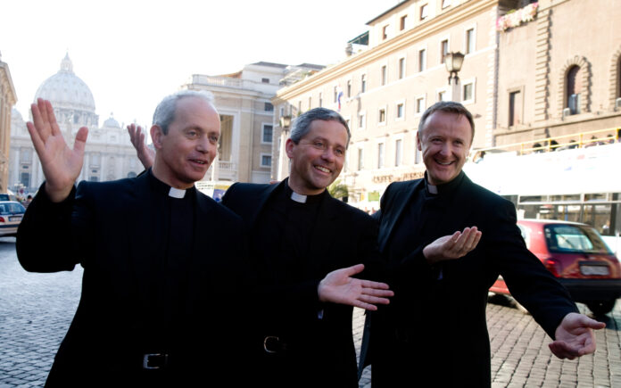 Tres sacerdotes irlandeses llevan la música sacra al mundo con su grupo The Priests