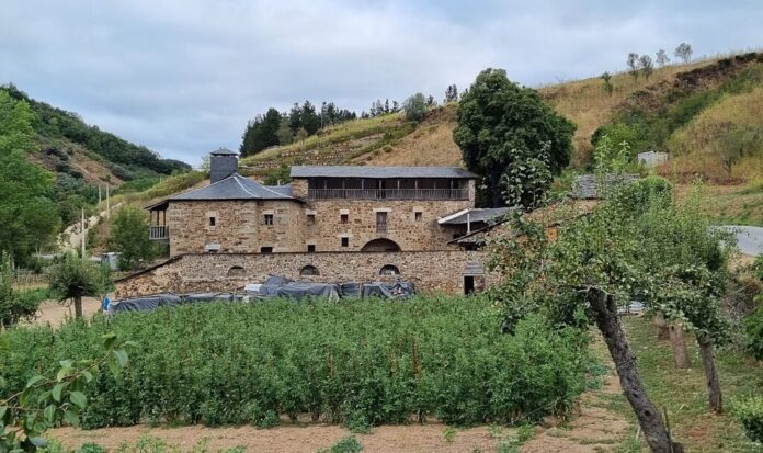 Una bodega de vino del siglo XVIII aparece escondida bajo una antigua granja de un priorato en El Bierzo
