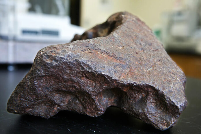 30 años después de utilizar una piedra como tope de puerta, descubre que es un meteorito que vale una pequeña fortuna