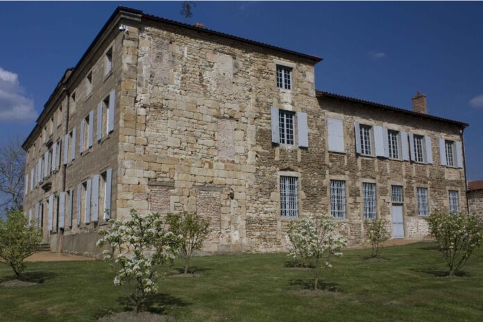 Al cobrar impuestos por cada puerta y ventana abierta durante 126 años, Francia empujó a los ciudadanos a transformar sus casas de una…