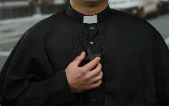 Católicos en Ecuador lamentan la muerte de un sacerdote golpeado por una cruz durante la Misa