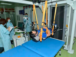 China está preparando su llegada a la Luna de una forma peculiar: hasta 30 días comiendo, durmiendo y aseándose sin levantarse