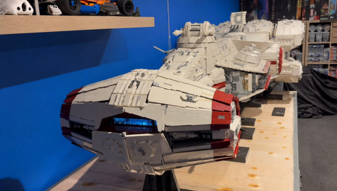 Dos años de trabajo y tres metros de largo: la nave de LEGO de 'Star Wars' que deja en ridículo a los destructores estelares