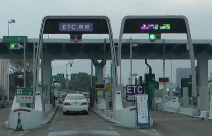 El sistema de telepeaje de Japón dejó de funcionar durante 38 horas y muchos conductores hicieron lo que les pareció más lógico: pagar