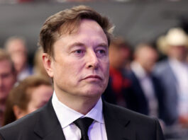 Elon Musk podría vivir donde quisiera, pero eligió una caravana junto a un enorme complejo de centros de datos en expansión