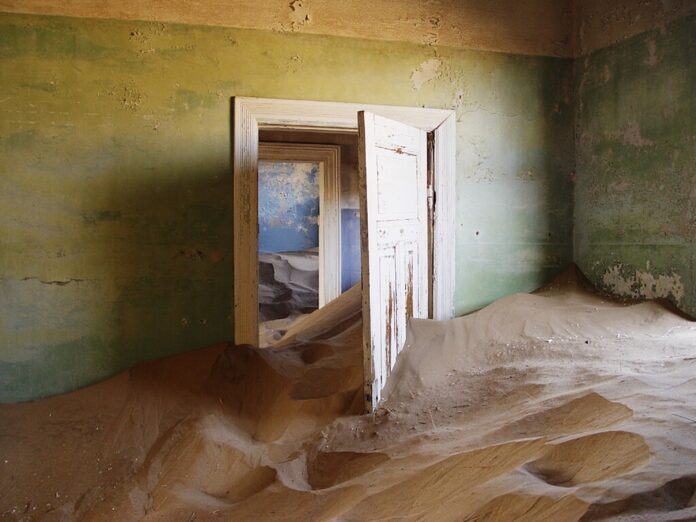 En 1908, encontraron tantos diamantes que construyeron una ciudad alemana de lujo en el desierto. Cuando dejaron de aparecer, el desierto…