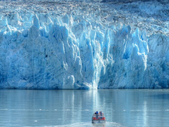 En 1977, un príncipe saudí se llevó de Alaska un iceberg milenario de 2 toneladas para solucionar la crisis mundial del agua. Terminó…
