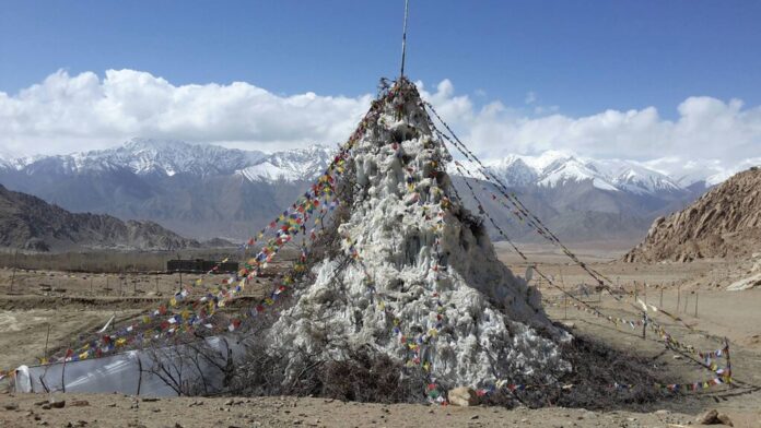 En 2013 un ingeniero indio construyó un glaciar artificial en uno de los desiertos más áridos de la Tierra. 13 años después, la agricultura vive de su invento