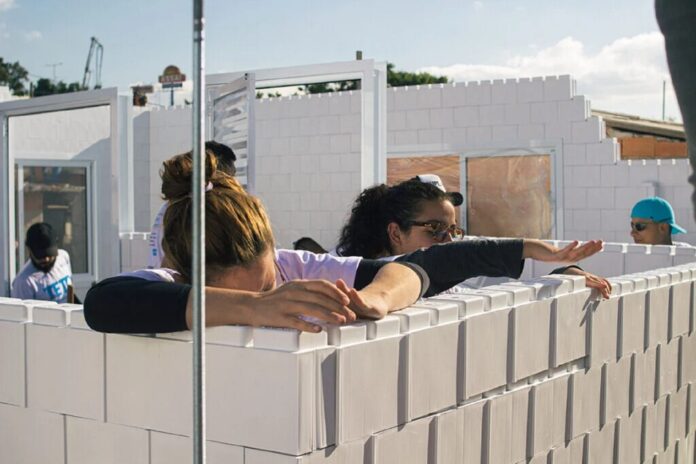 En Brasil tienen un atajo para resolver la vivienda: 2 toneladas de plástico, 27 metros cuadrados y montaje en 15 horas