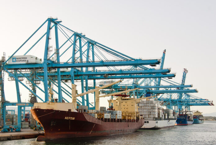 En silencio, EEUU sigue castigando a los barcos españoles que importan productos con una tasa de 200.000 dólares por buque: el aceite de…