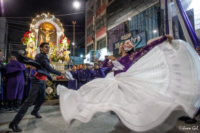 FOTOS: El tercer y último recorrido nocturno del Señor de los Milagros en Chiclayo