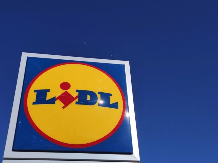 Hoy en Lidl, por 9,99 euros, la mesa plegable para usar el portátil y la tablet en el sofá o la cama: tiene portabebidas y hasta cajón