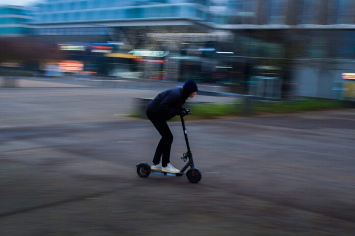 Intentó robar un radar subido a un patinete y ahora se enfrenta a una pena de dos a cuatro años de cárcel