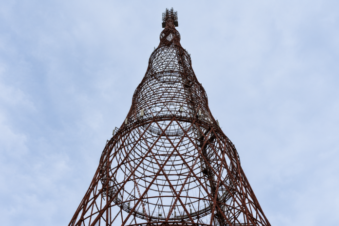 La Torre Eiffel rusa sobrevivió a Stalin, a Hitler y a la caída de la URSS. Un siglo después, Moscú ha decidido que es más fácil copiarla…