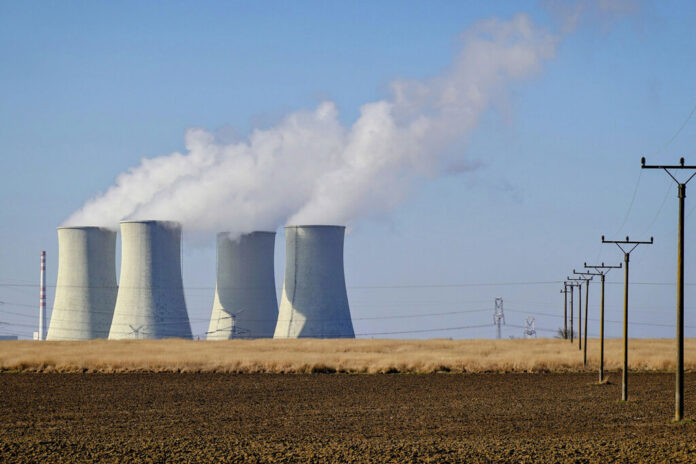La energía nuclear lleva medio siglo prometiendo más de lo que realmente crece. Un estudio explica la paradoja