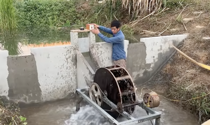 Ladrillos, tuberías y una turbina: un hombre construye su propia central hidroeléctrica en casa