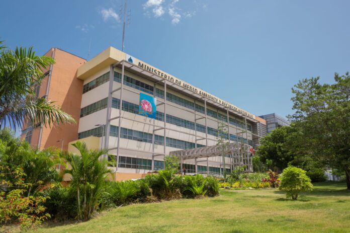 Medio Ambiente acciona ante corte de árboles en Monte Plata