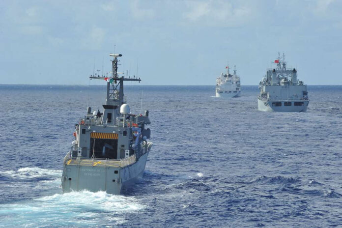 México acaba de declarar una guerra insólita: su Armada está persiguiendo una flota marrón de millones de toneladas que huele a podrido
