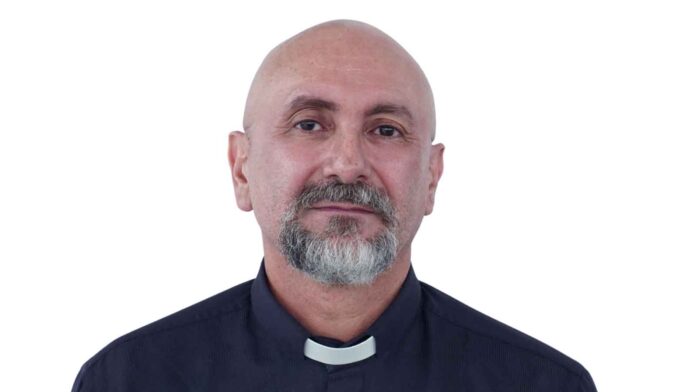 “Murió haciendo lo que amaba”: Así recuerda un compañero al sacerdote golpeado por una cruz en Misa