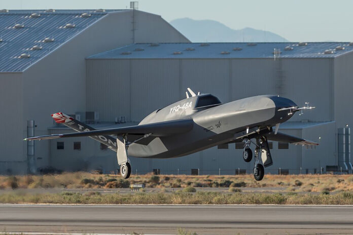 Northrop Grumman quiere un compañero para los F-35 y F-22 que no lleve piloto: Talon Blue ya ha realizado su primer vuelo