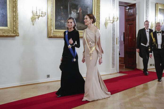 Por algún motivo, los niños finlandeses han recibido a la reina Letizia con una canción de José Luis Perales
