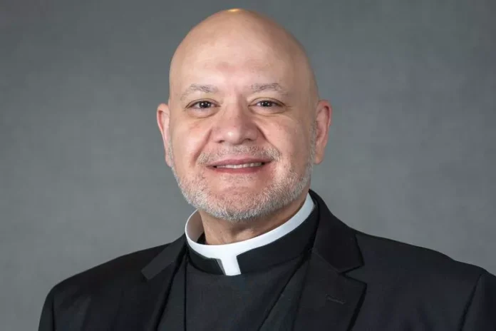 Sacerdote de “The Exorcist Files” demanda por difamación a dos comentaristas católicos
