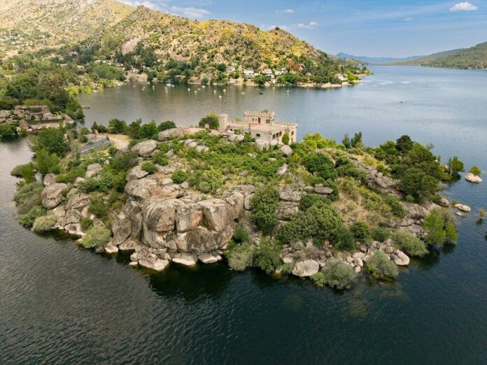 Se vende una isla con castillo a una hora de Madrid: 11 dormitorios y los mismos baños, usa paneles solares y a veces se puede llegar en…
