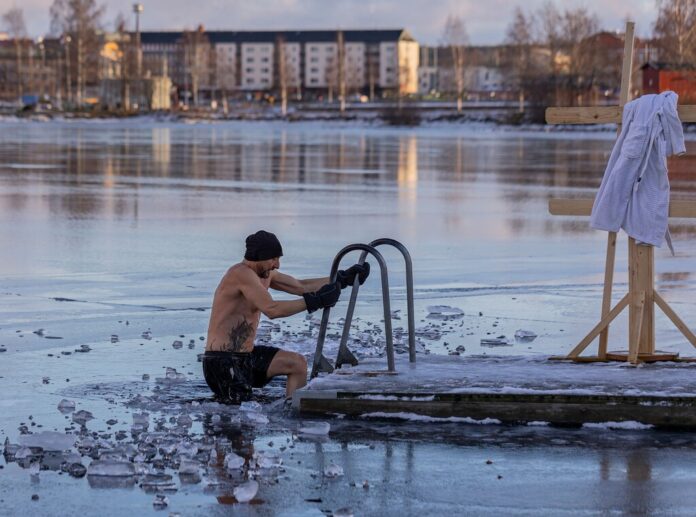 Siete días metiéndose en agua a 14 °C: lo que de verdad dice (y lo que no) el último estudio del “cold plunge”