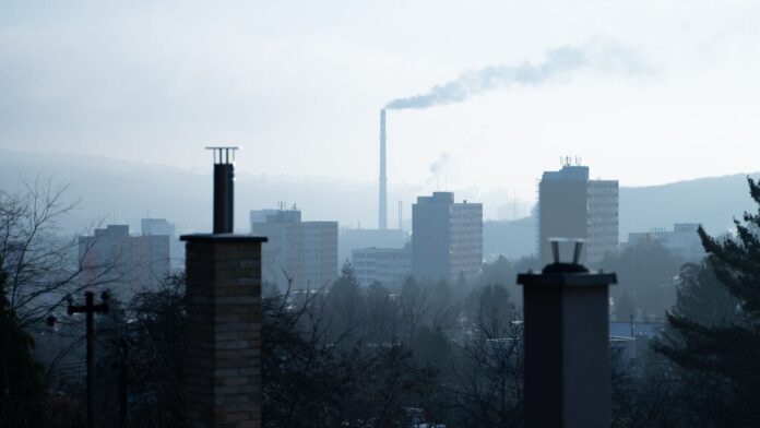 Te duelen los dientes y cada vez tenemos más claro uno de los culpables: la contaminación del aire se infiltra en nuestras encías