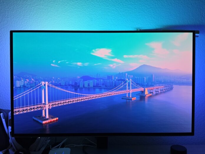 Tras ver lo bien que funciona Ambilight, me lancé a comprar un kit de monitor para jugar. Resulta que es trabajando como más uso le doy