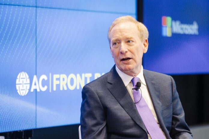 “Tu lavadora está sujeta a más reglas de seguridad que la IA”: Brad Smith, presidente de Microsoft, pide frenar el Salvaje Oeste de la IA