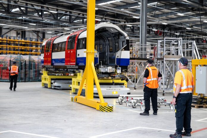 Una de las líneas del metro más antiguo del mundo está a punto de cambiar: Siemens ha enseñado los trenes de nueva generación