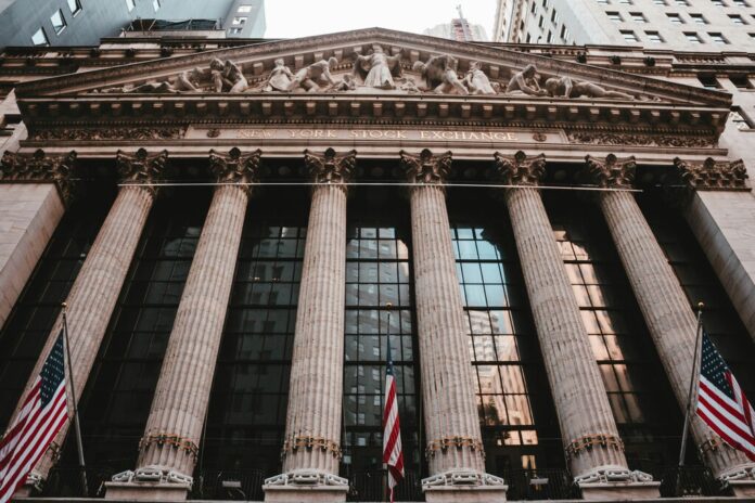Wall Street ha descubierto que implantar IA no consiste en despedir empleados sino de contratar a los correctos
