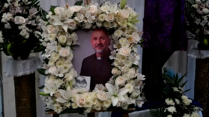 ¿Un castigo de Dios? Sacerdote reflexiona sobre la muerte del P. Patricio Sánchez al caerle una cruz
